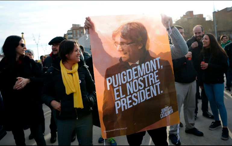 Un manifestante muestra un póster del ex presidente de Cataluña, Carles Puigdemont, en una protesta en Barcelona para exigir su liberación. Puigdemont fue detenido el domingo en Alemania. AFP/J. Lago