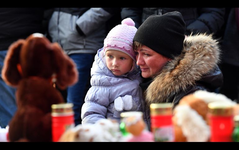 Personas se concentran en la plaza Manezhnaya de Moscú para rendir homenaje a las víctimas del incendio en un centro comercial en Kemerovo, Rusia. El incendio desatado el domingo dejó 64 muertos. AFP/Y. Kadobnov