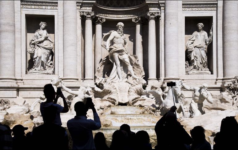 Personas toman fotos de la fuente de Trevi en Roma, Italia. AFP/M. Bertorello