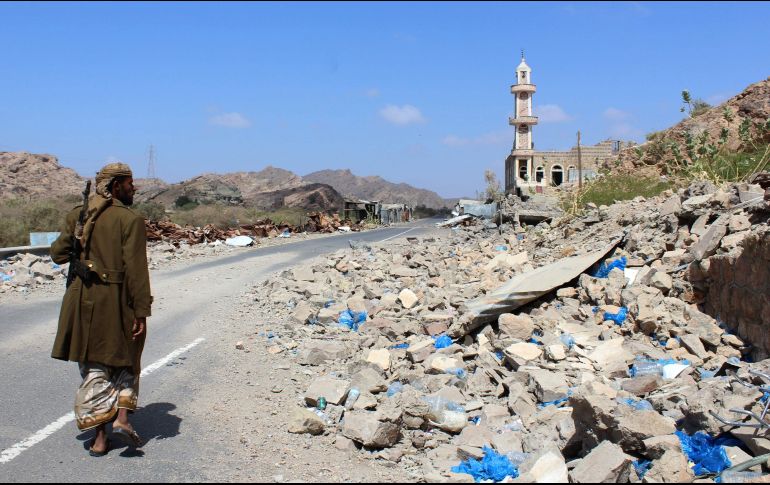 Un combatiente yemení, leal algobierno respaldado por la coalición saudí, camina junto a escombros en  Al-Shurayja. AFP/S. Al-Obeidi