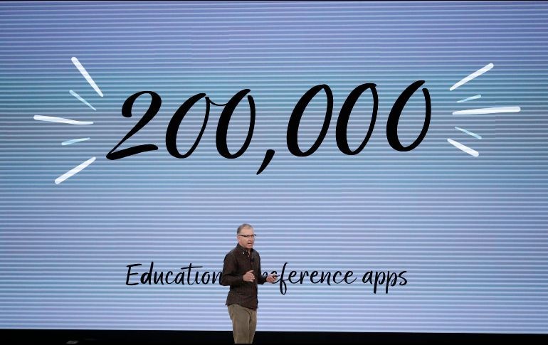 El ejecutivo de Apple informó en el evento que la compañía tiene 200 mil aplicaciones creadas para la educación. AP / C. Rex