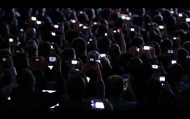 Personas graban la presentación del nuevo iPad en un evento en Chicago, Estados Unidos. AP/C. R.  Arbogast