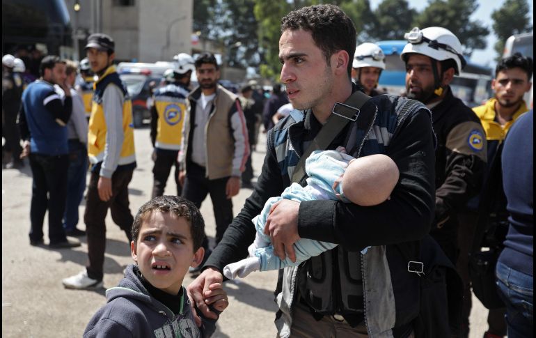 Evacuados de la región siria de Guta Oriental llegan a la población de Qalaat al-Madiq. AFP/O. Haj Kadour