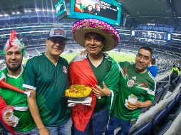 Los poco más de 80 mil asistentes al moderno hogar de los Cowboys de Dallas prefieren armar la fiesta. MEXSPORT / C. de Marchena