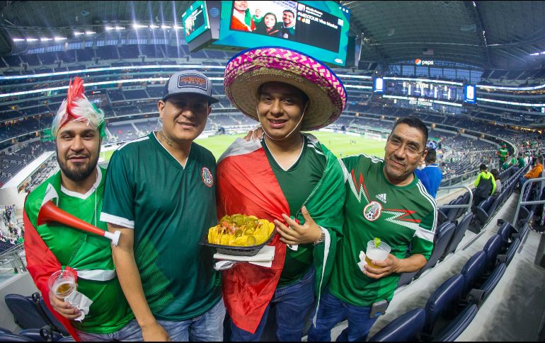 Los poco más de 80 mil asistentes al moderno hogar de los Cowboys de Dallas prefieren armar la fiesta. MEXSPORT / C. de Marchena