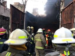 El fuego se propagó por toda la finca, por lo cual fue necesario que trabajaran en coordinación las unidades de protección civil y bomberos de la ZMG. ESPECIAL / UEPCBJ