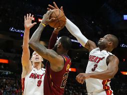 Dwyane Wade le bloqueó un par de disparos a LeBron James como parte de una brillante labor defensiva de Miami. AP / J. Skipper