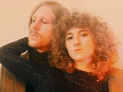 Tennis. Alaina abraza tiernamente a Patrick, su pareja arriba y bajo el escenario. FACEBOOK/Tennis Music