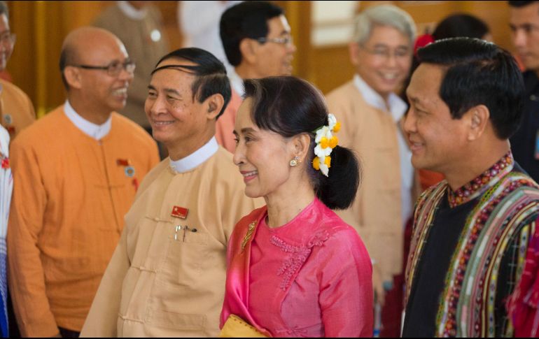 La consejera de Estado de Birmania, Aung San Suu Kyi (c), asiste a la ceremonia de votación del nuevo presidente junto a los vicepresidentes Win Myint (i) y Henry Van Thio (d). EFE/H. Htet