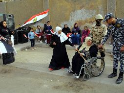 Soldados egipcios ayudan a votantes a abandonar el colegio durante el tercer día de las elecciones presidenciales en El Cairo. EFE/K. Elfiqi