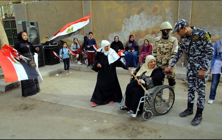Soldados egipcios ayudan a votantes a abandonar el colegio durante el tercer día de las elecciones presidenciales en El Cairo. EFE/K. Elfiqi