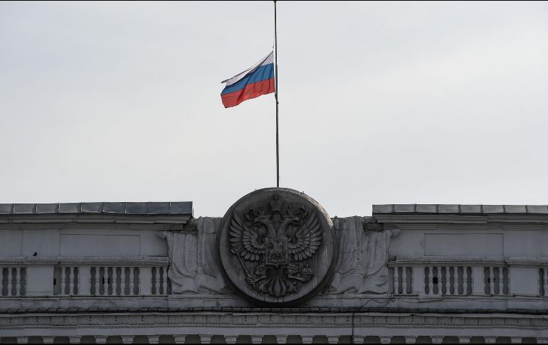 La bandera rusa ondea a media asta en el edificio de la administración regional de la ciudad industrial de Kemerovo. AFP/D. Serebryakov