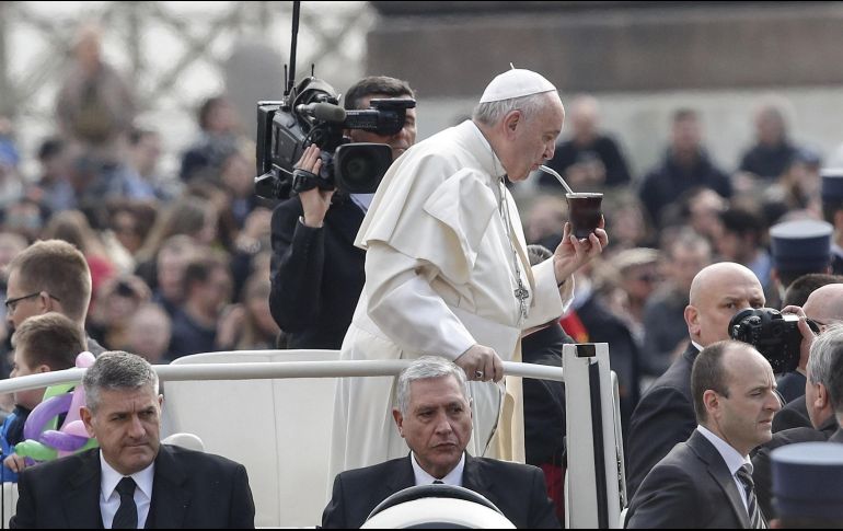 El Papa Francisco bebe mate a su llegada a la audiencia general de los miércoles en la plaza de San Pedro. EFE/G. Lami