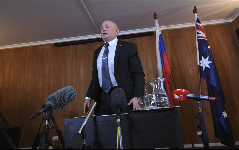 El embajador de Rusia en Camberra, Grigory Logvinov, ofrece una rueda de prensa en la Embajada en Canberra. EFE/L. Coch