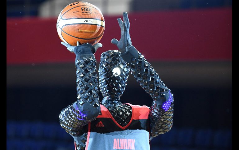 El robot llamado CUE se prepara para lanzar un balón durante un entrenamiento de la Liga B de basquetbol japonés en Tokio. Ingenieros de Toyota develaron el robot, que puede anotar tiros libres a la perfección. AFP/K. Nogi