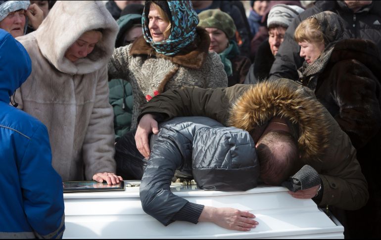 Familiares de la niña de 10 años Maria Agarkova, una de las víctimas del incendio en un centro comercial, reaccionan durante su funeral en Kemerovo. AP/S. Gavrilenko