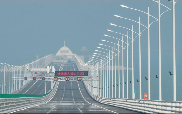 Una isla artificial junto al puente Hong Kong-Zhuhai-Macao en Zhuhai, China. Autoridades afirman que el puente activará los negocios, pero sus detractores lo consideran un intento de China por aumentar su control sobre Hong Kong. AFP/P. Fong