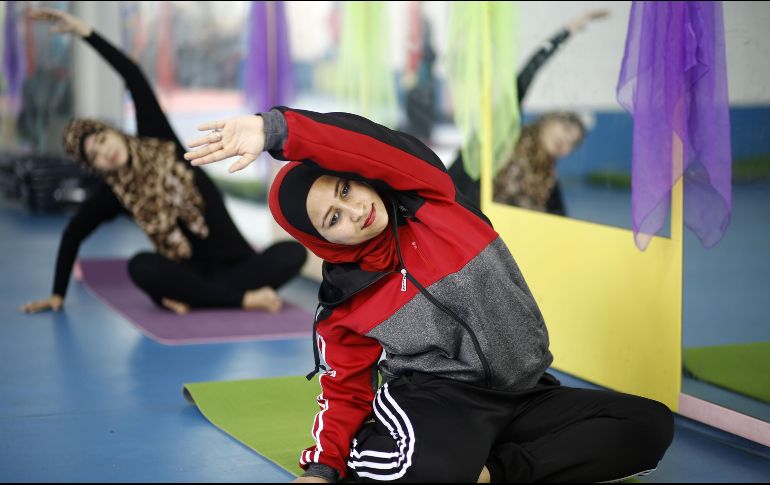 Palestinas toman una clase de yoga en el primer centro de la disciplina para mujeres en la Ciudad de Gaza. AFP/M. Abed