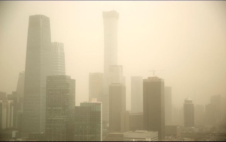 Rascacielos en el distrito financiero de Pekín, China, se ven durante una tormenta de arena. AFP/M. Schiefelbein