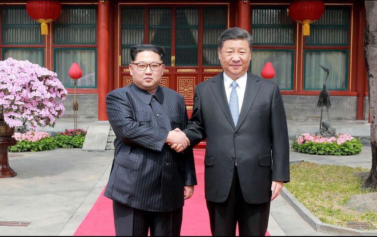 En un par de tuits matutinos, Trump dijo que el presidente chino Xi Jinping le contó que su reunión con Kim días atrás ''fue muy buena''. AFP /