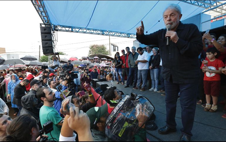 Dos autobuses de la caravana de campaña de Lula fueron impactados por balas el martes. AP / E. Peres