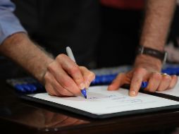 La legislación busca prohibir que cualquier agencia estatal invierta en el Gobierno venezolano y ejercer aún más presión financiera sobre el régimen de Maduro. AFP/ J. Raedle