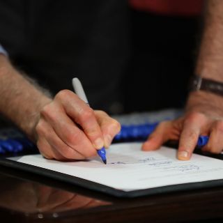 Florida firma ley sobre compañías con inversiones en Venezuela