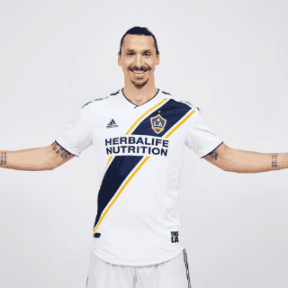 Ibrahimovic debutaría contra Carlos Vela