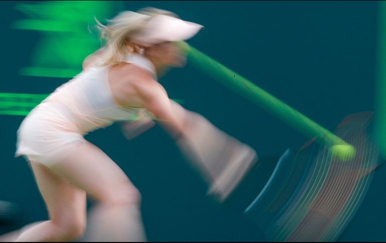 Fotografía a baja velocidad de Elina Svitolina, de Ucrania, devolviendo una bola a Jelena Ostapenko, de Letonia, durante un partido de los cuartos de final del Abierto de Tenis de Miami, en Florida. EFE/E. S. Lesser