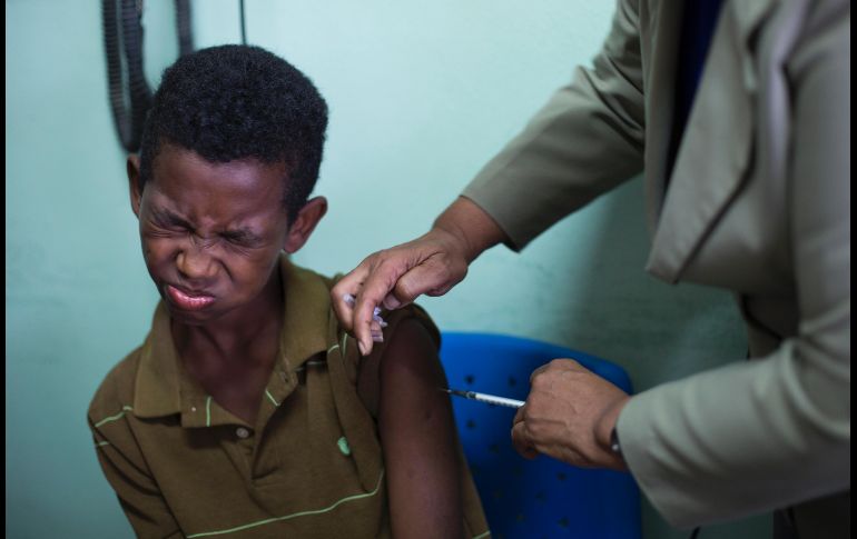 Un niño recibe una vacuna en un hospital en Santo Domingo, República Dominicana. Los dominicanos abarrotaron hoy los centros sanitarios en busca de la vacuna contra la difteria, tras la muerte de un niño procedente de Haití a causa, presumiblemente, de la enfermedad. EFE/O. Barría