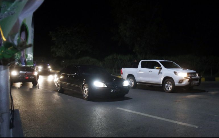 El premio Nobel de la Paz de 2014 pasó por el aeropuerto internacional de Islamabad con una importante escolta policial. EFE / S. Shahzad