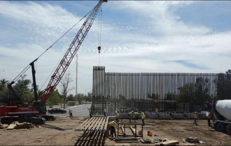 Las fotografías publicadas por el mandatario muestran la colocación de una valla de 9 metros en un área cerca de Calexico, California. TWITTER / @realDonaldTrump