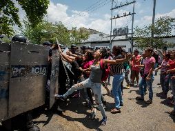 En medio de la confusión, familiares intentaron ingresar a la sede policial en medio de forcejeos. EFE / M. Gutiérrez