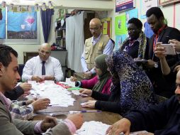 Autoridades electorales cuentan votos en el colegio Zamalek, en El Cairo, tras el fin de la tercera jornada electoral. EFE. EFE/J. Fuentelsaz