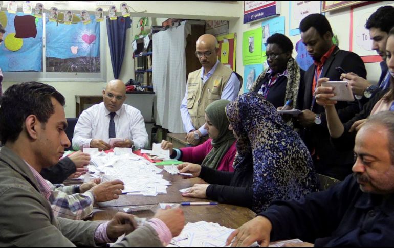Autoridades electorales cuentan votos en el colegio Zamalek, en El Cairo, tras el fin de la tercera jornada electoral. EFE. EFE/J. Fuentelsaz