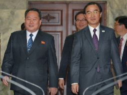 El ministro de Unificación surcoreano, Cho Myoung-gyon (d); y el jefe de la Agencia Norcoreana para Asuntos con el Sur, Ri Son-gwon (i), se dirigen a mantener una reunión de alto nivel en la localidad fronteriza de Panmunjom. EFE/YONHAP