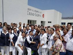 El gobernador con el personal del Hospital Regional de Ciudad Guzmán, durante la inauguración. FACEBOOK/jaristoteles.sandoval