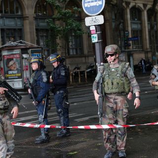 Un coche trata de atropellar a varios militares en Francia