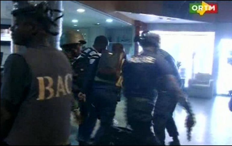El operativo policiaco continúa en los alrededores, los cuales fueron cercados por las autoridades. AP/ARCHIVO