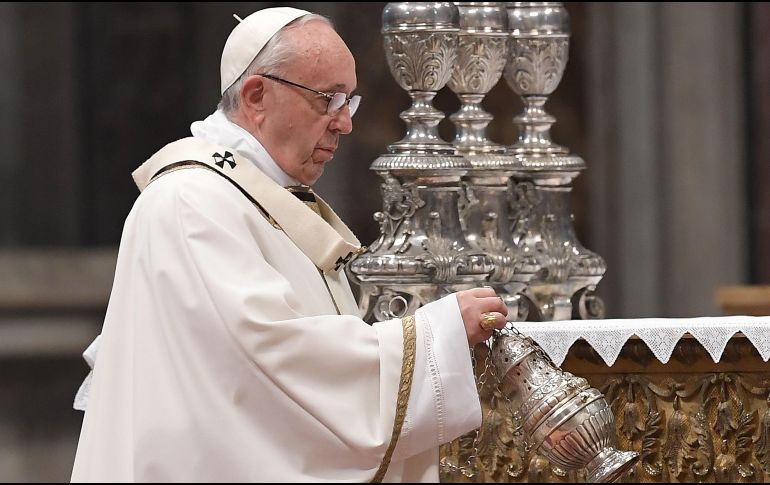 Durante el rito, que marca el inicio de los días santos, el Papa bendice los óleos que se utilizan para ungir a los que se bautizan, a los que se confirman y para la ordenación sacerdotal. AFP/M. Bertorello