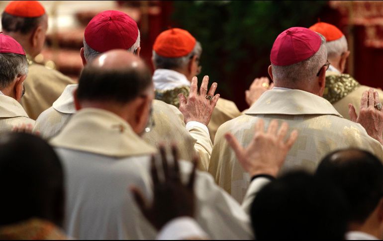 Cardenales y obispos escuchan el sermón del Papa Francisco. AP/G. Borgia