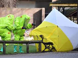 Como medida de precaución, los investigadores aislaron los accesos y el banco del parque en el que fueron hallados inconscientes Skripal y su hija. AFP / ARCHIVO