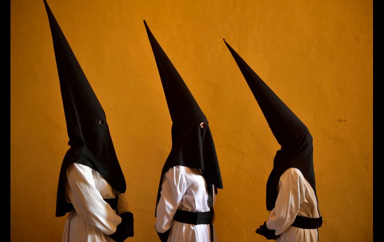 Penitentes participan en una procesión de Semana Santa en Zaragoza, al norte de España. AP/A. Barrientos