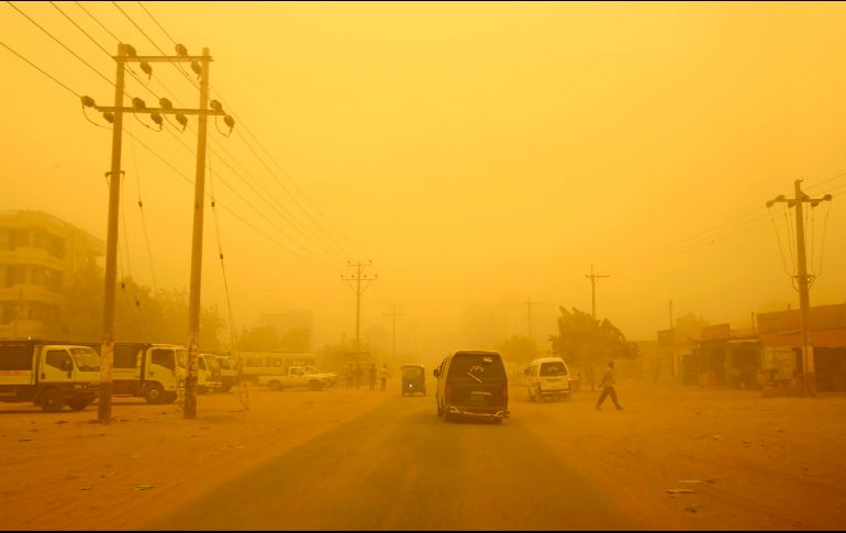 Una tormenta de arena envuelve a Jartum, la capital de Sudán. El fenómeno obligó a la cancelación de vuelos y el cierre de escuelas en la ciudad y poblaciones cercanas. AFP/A. Shazly