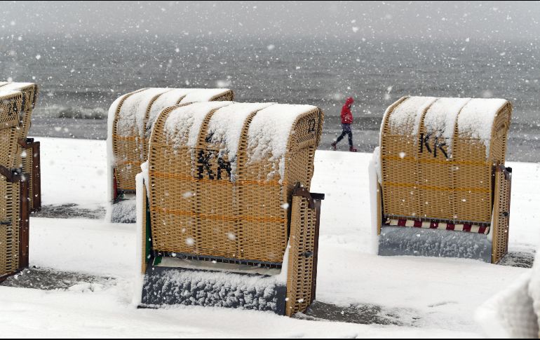 La nieve cubre una playa de Humphreys, en la isla alemana Fehmarn, ubicada en el mar Báltico. AP/DPA/F. Gambarini