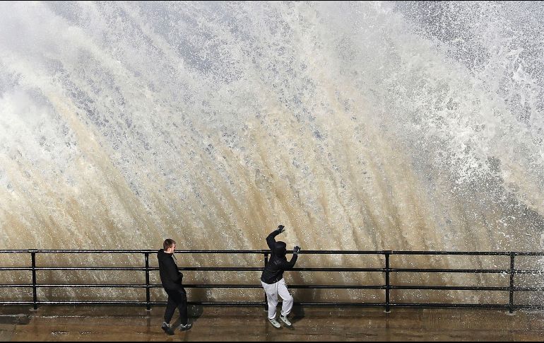 Olas gigantes se estrellan cerca de Cullercoats, en la costa noreste de Inglaterra. AP/PA/O. Humphreys
