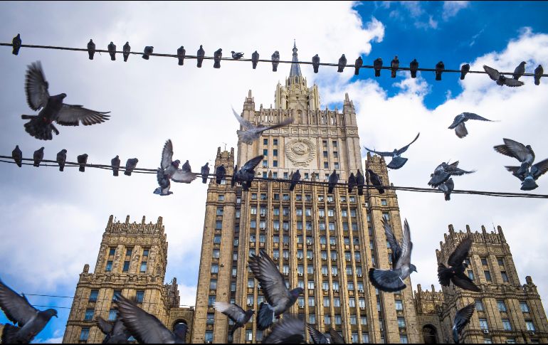 Palomas vuelan frente al edificio del Ministerio del Exterior ruso en Moscú. AP/A. Zemlianichenko