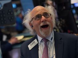 A pesar de cerrar en positivo, Wall Street tuvo una jornada que comenzó indefinida. AFP / B. Smith