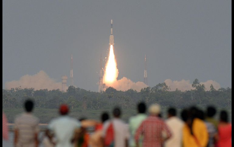 Habitantes observan el lanzamiento de un satélite de comunicaciones de la Organización de Investigación del Espacio India, desde la ciudad de Sriharikota. FP/A. Sankar