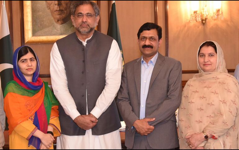 El primer ministro paquistaní, Shahid Khaqan Abbasi (2 i), recibe a la activista Malala Yousafzai (i) y sus padres en Islamabad, Pakistán. Malala regresó hoy a su país natal, tras casi seis años desde que un talibán la atacó. AP/ Departamento de Información de Prensa